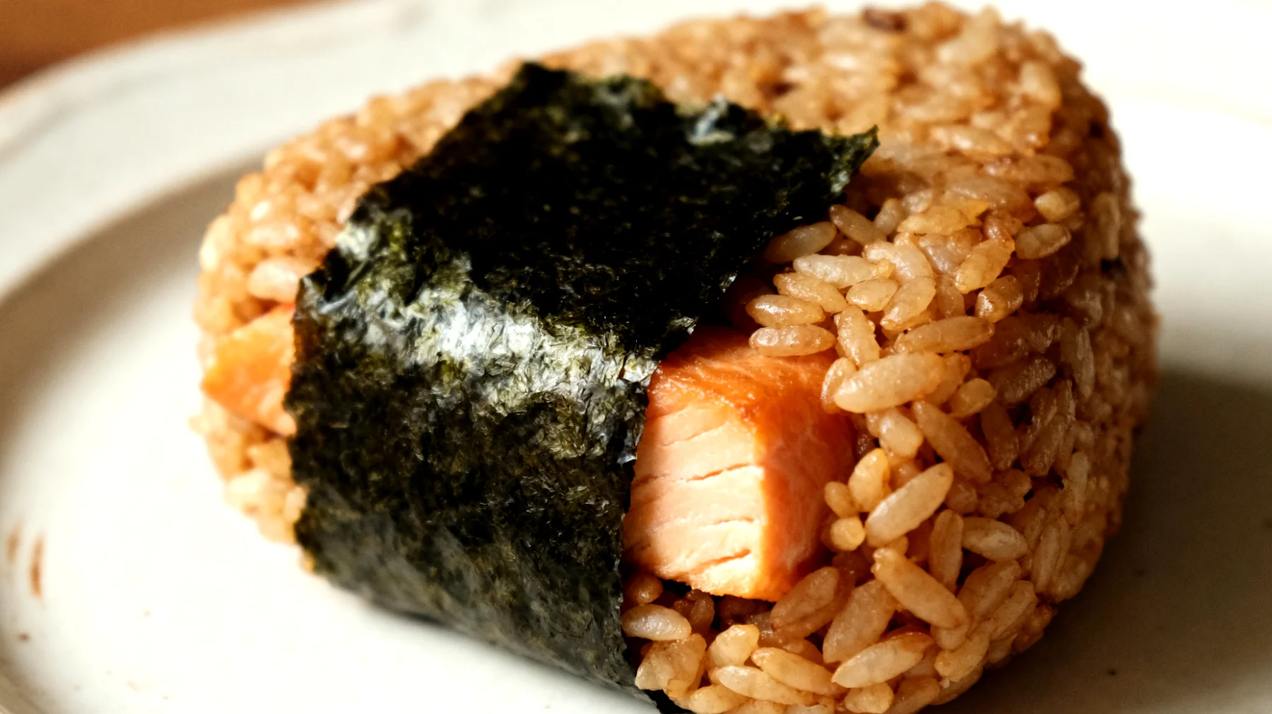 Onigiri au saumon et algue nori avec riz complet"